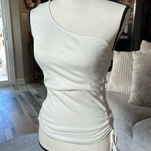 Vestique white one sleeve side tie ruched tank